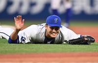 ２回、浦田（左手前）の強烈な打球を体で受け、転がるボールを一塁へ懸命にトスするも内野安打となり悔しがる藤浪（撮影・開出牧）