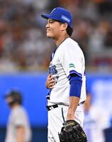 ２回、浦田の内野安打の打球を受けた腹部を右手で押さえる藤浪（撮影・開出牧）