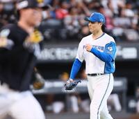 ５回、正木（左）を右飛に抑え、拳を握る山崎（撮影・中島達哉）