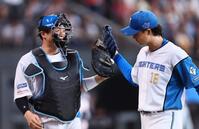 ６回を抑え、郡司（左）とタッチを交わす山崎（撮影・中島達哉）