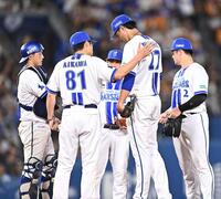 ３回途中で降板した藤浪（手前右）。左は自らマウンドへ行き投手交代を告げた相川監督（撮影・開出牧）