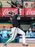 ３回、太田が右翼線に適時二塁打を放つ