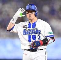 ７回、中前打を放ちポーズを決める牧（撮影・開出牧）