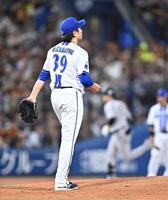 ５回、中山（後方）に右越え２ランを打たれた若松（撮影・開出牧）