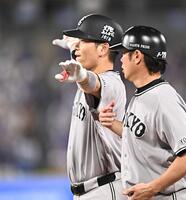 ３回、右前適時打を放ちポーズを決める大城（左）。右は亀井コーチ（撮影・開出牧）