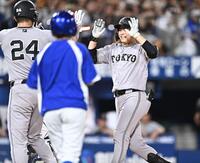 ５回、右越え２ランを放ち大城（左）とタッチを交わす中山（撮影・開出牧）