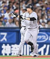 ５回巨人２死一塁、右越え２ランを放ちポーズを決める中山礼都＝横浜スタジアム（撮影・開出牧）