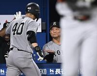 ５回、右越え２ランを放った中山（左）とタッチを交わす橋上監督代行（撮影・開出牧）