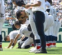 智弁和歌山に敗れ、スタンドに頭を下げる織田翔希（中央）ら横浜ナイン