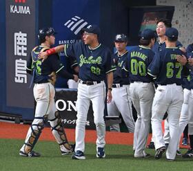 連夜のサヨナラ負けにも気丈にナインを出迎える池山監督（撮影・飯室逸平）