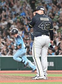 ９回、ネビン（左）に同点に追いつく本塁打を打たれたマチャド（撮影・持木克友）