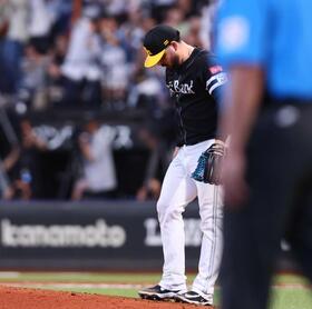 　７回、日本ハム・水野達稀に逆転満塁本塁打を浴び、ぼうぜんとするオスナ（撮影・中島達哉）