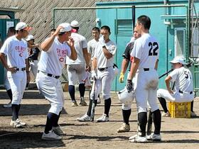 　主軸の山田（２２）らに打撃指導する智弁和歌山・中谷仁監督（手前左）