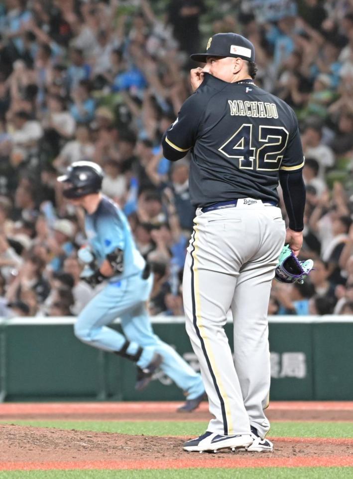 ９回、ネビン（左）に同点に追いつく本塁打を打たれたマチャド（撮影・持木克友）