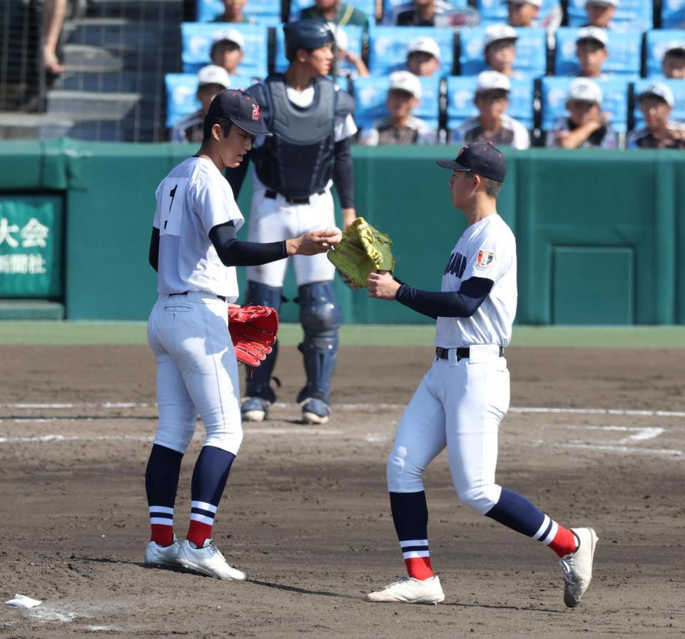 ３回途中で横浜・小林鉄三郎（右）と交代する横浜・織田翔希（撮影・中田匡峻）