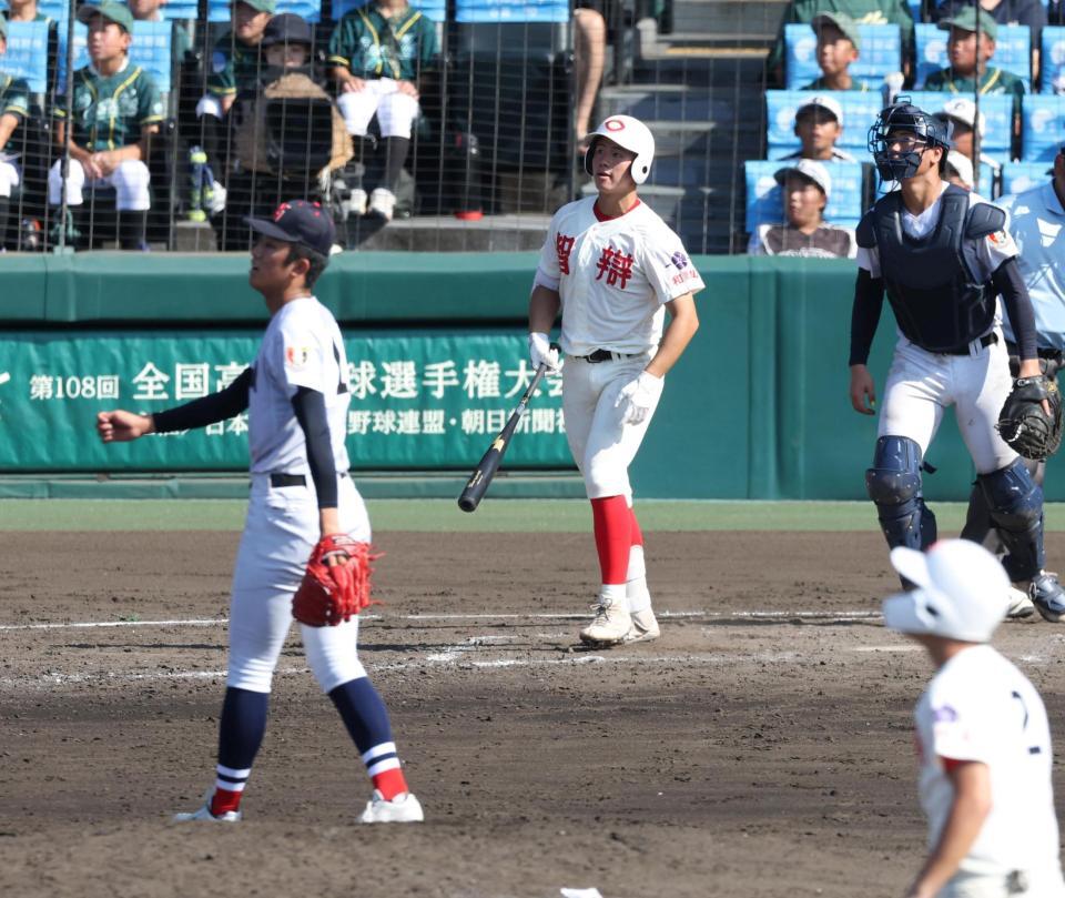 ３回、ライトへ勝ち越し３ランを放つ智弁和歌山・楠本龍生（投手は横浜・織田翔希、捕手は横浜・脇山魁音）＝撮影・中田匡峻