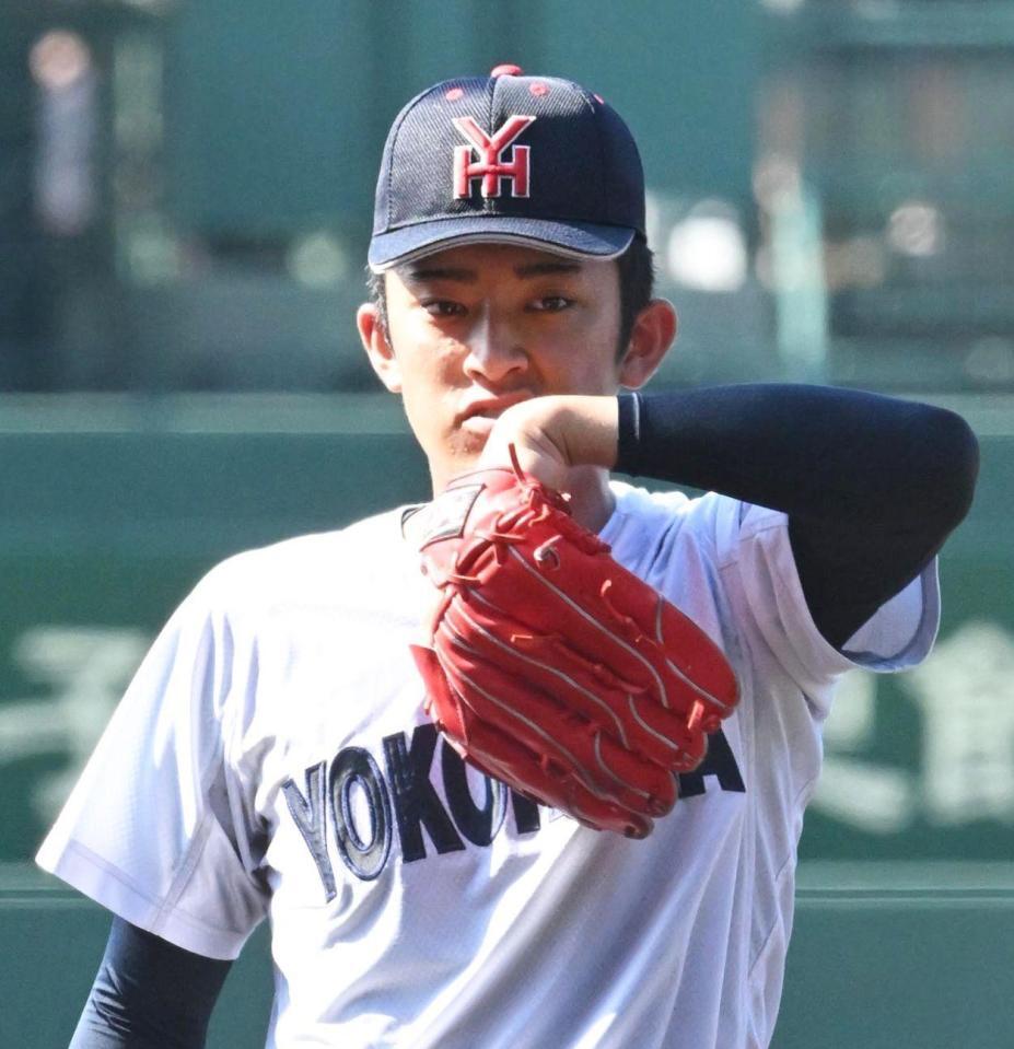 ３回、智弁和歌山・楠本龍生に勝ち越し３ランを浴びた横浜・織田翔希（撮影・高部洋祐）