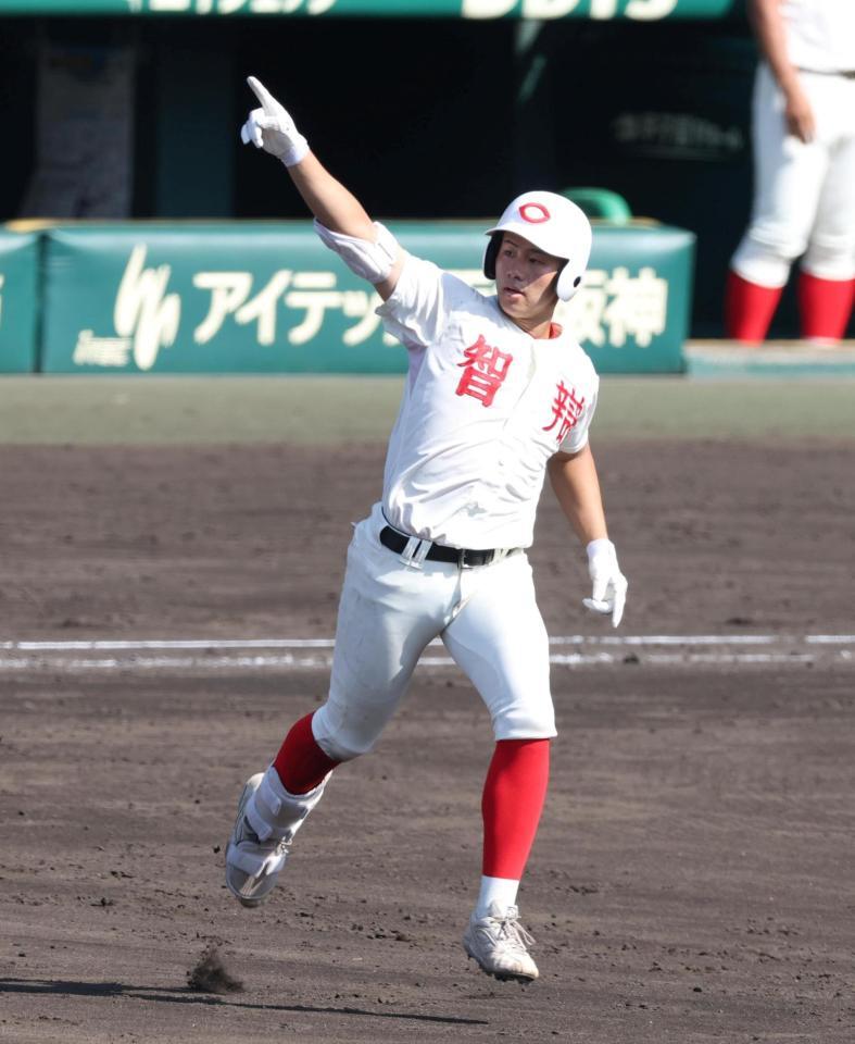 ３回、ライトへ勝ち越し３ランを放ち、腕を突き上げる智弁和歌山・楠本龍生（撮影・中田匡峻）