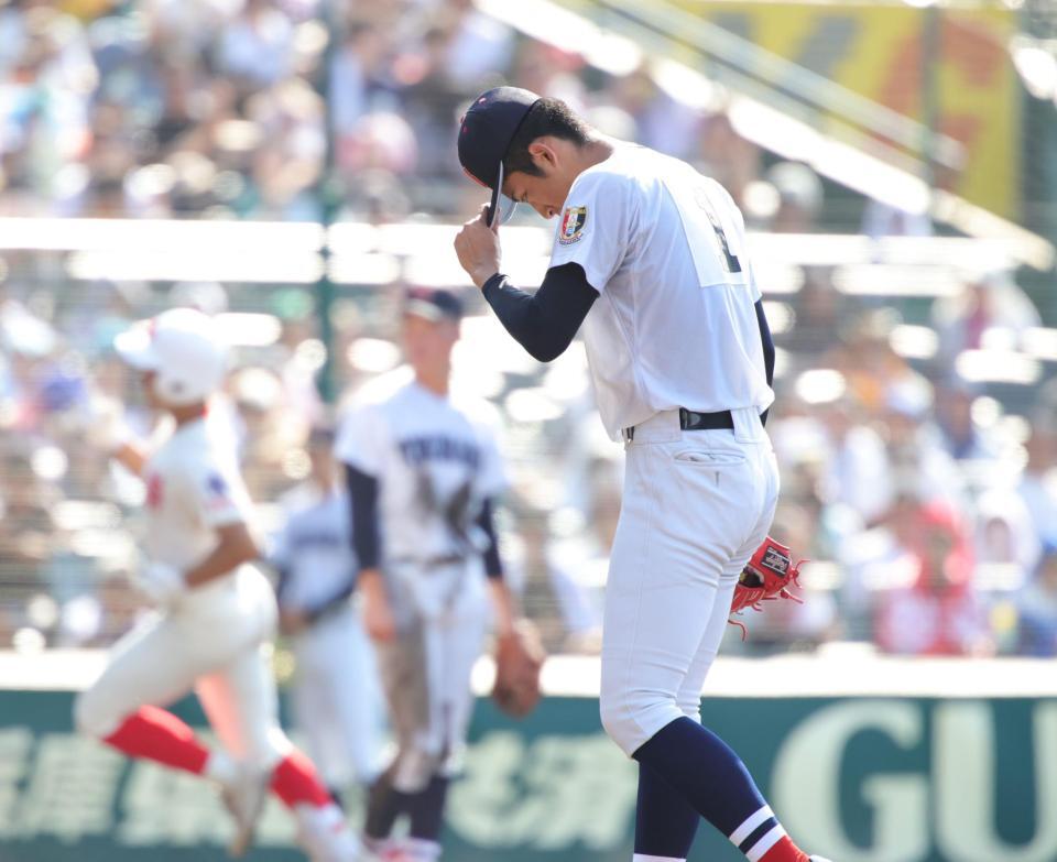 ３回、智弁和歌山・楠本龍生は右越えに３ランを浴び、マウンドでガックリの横浜・織田翔希（撮影・坂部計介）