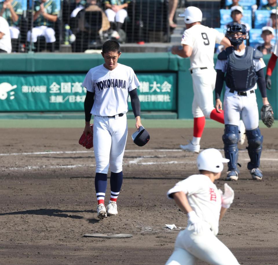 ３回、智弁和歌山・楠本龍生（手前）にライトへ勝ち越し３ランを浴びた横浜・織田翔希（撮影・中田匡峻）