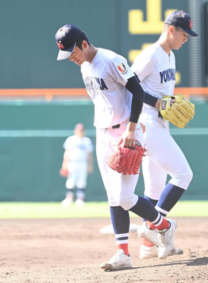 ３回、マウンドを降りる横浜・織田翔希（左）＝撮影・高部洋祐