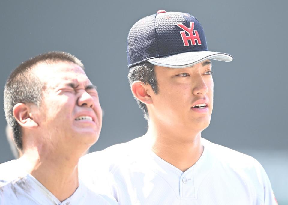 智弁和歌山に敗れ引き揚げる横浜・織田翔希（右）＝撮影・高部洋祐