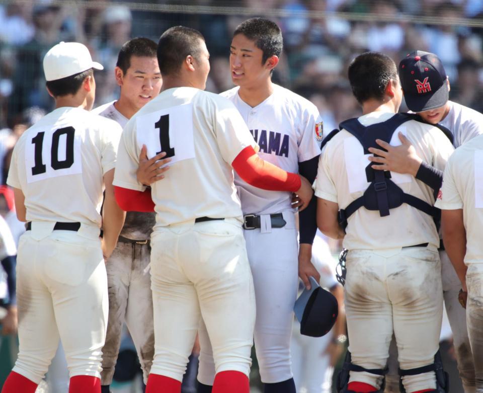 試合後、健闘をたたえ合う横浜・織田翔希（中央）と智弁和歌山・和気匠太（１）＝撮影・坂部計介