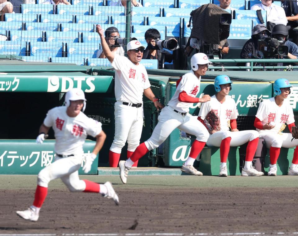 ３回、山田凜虎（手前左）の同点適時二塁打に腕を回す智弁和歌山・中谷仁監督（撮影・中田匡峻）
