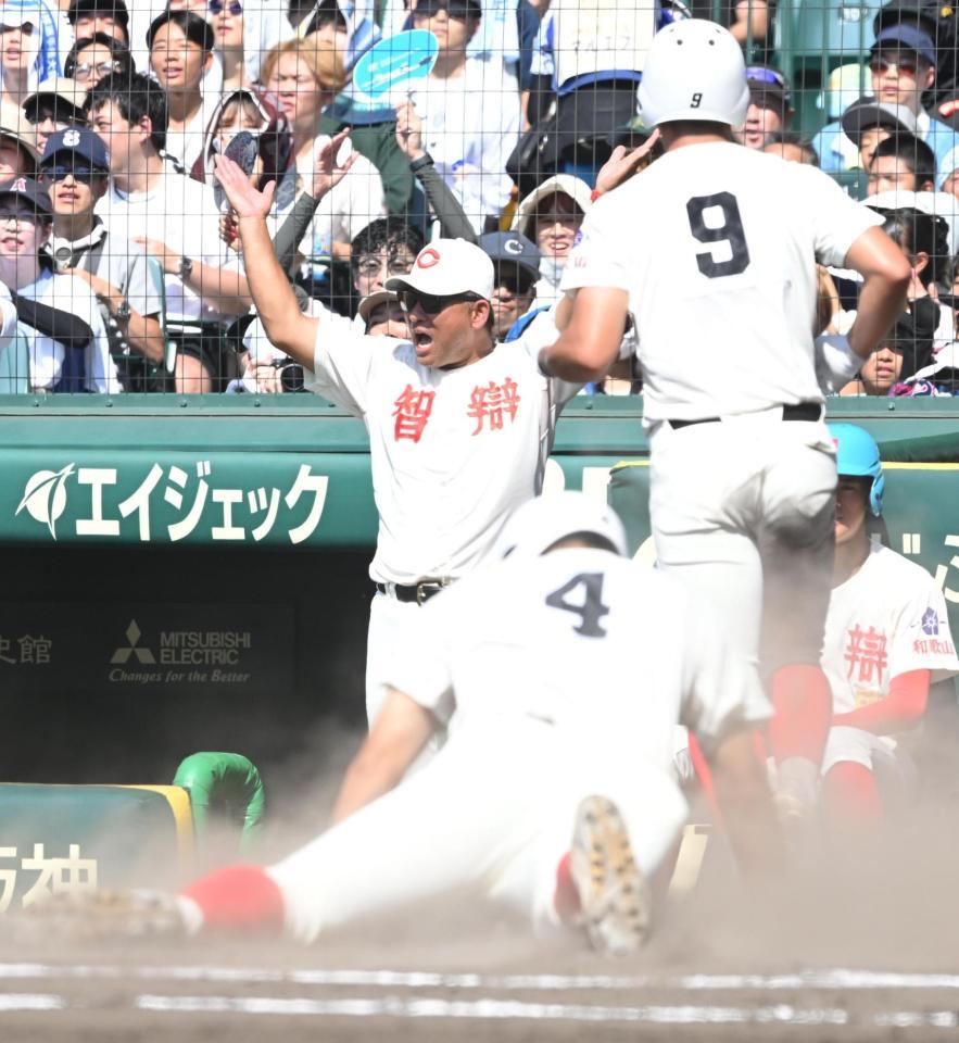 ７回、井戸本陽向の２点打を喜ぶ智弁和歌山・中谷仁監督（撮影・高部洋祐）