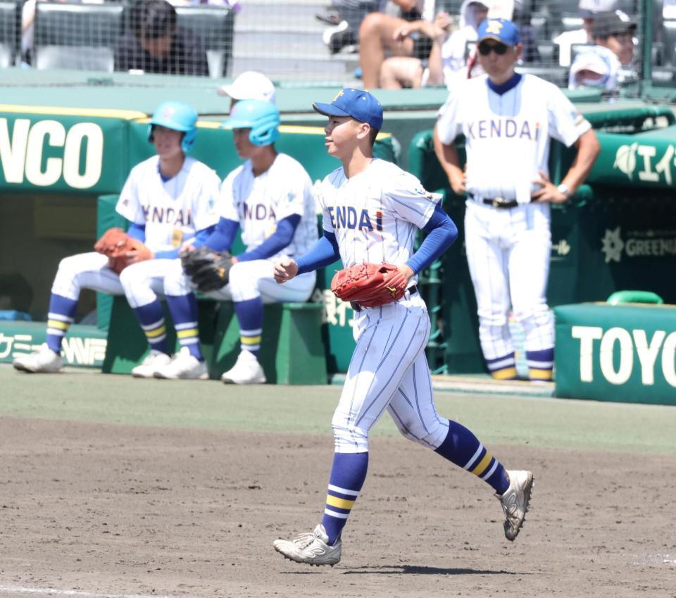 ９回、マウンドに向かう健大高崎・石垣聡志。右奥は青柳博文監督（撮影・中田匡峻）