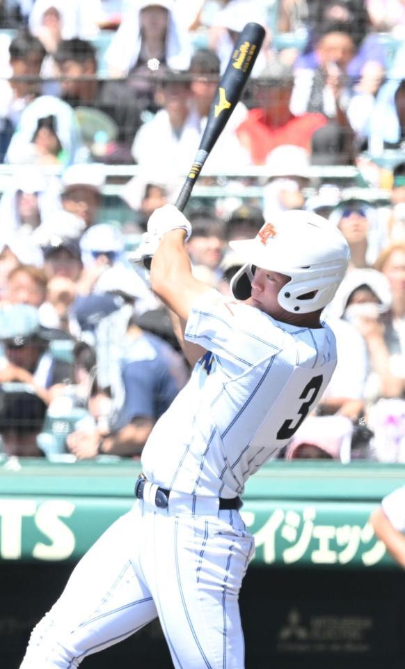 １回、先制打を放つ健大高崎・佐藤麻恩（撮影・高部洋祐）