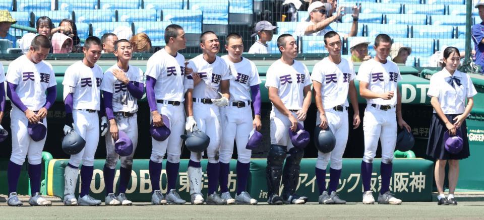 健大高崎に敗れ、涙を流す天理ナイン（撮影・中田匡峻）