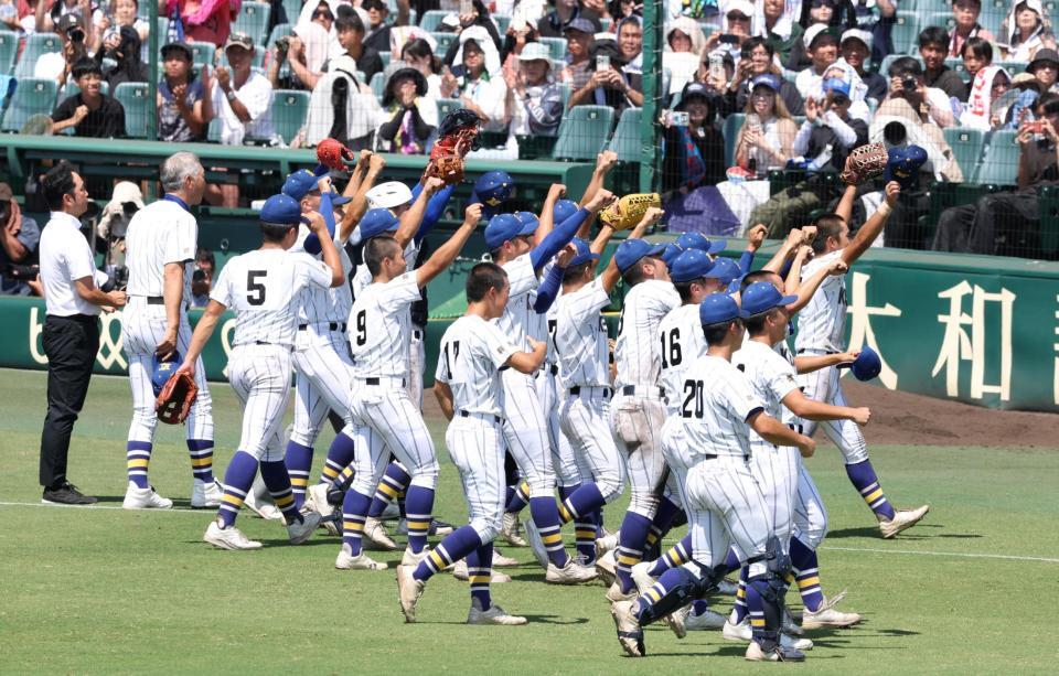 天理を破り、決勝進出を決めた健大高崎ナイン（撮影・中田匡峻）