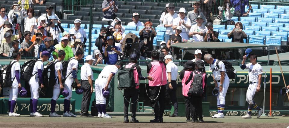 試合を終え、頭を下げ合う天理・藤原忠理監督（左）と健大高崎・青柳博文監督（撮影・中田匡峻）
