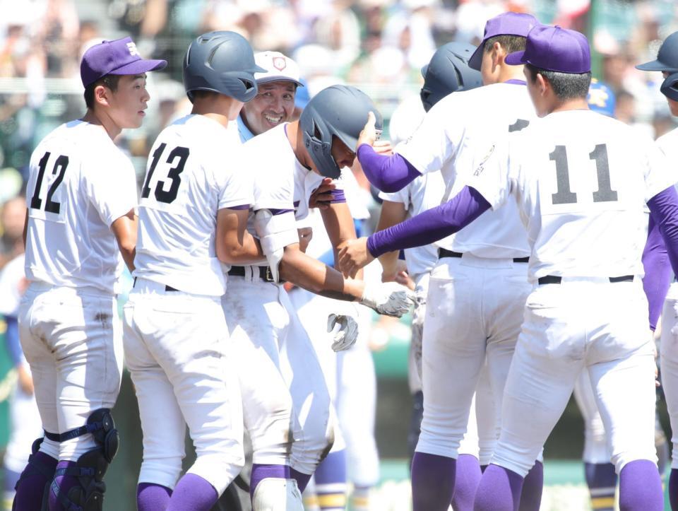 最後の打者となった天理・関村偉千陽は打席から立ち上がれず、」ナインに促されて整列する（撮影・坂部計介）