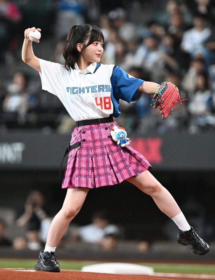 ファーストピッチを務めたＡＫＢ４８・川村結衣
