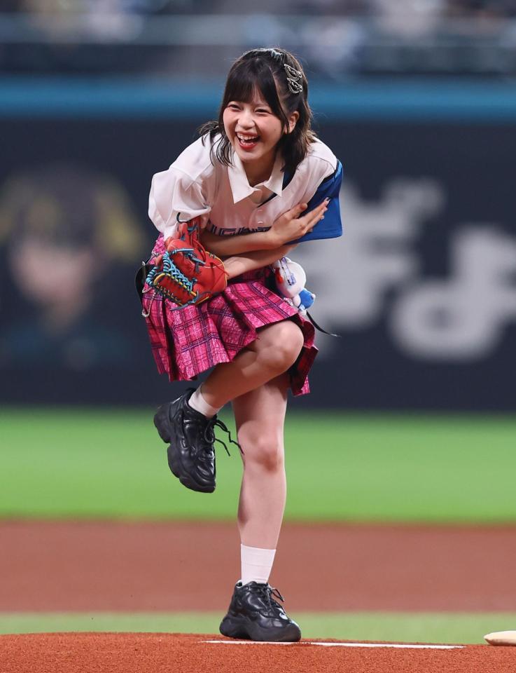 ファーストピッチセレモニーで投球がそれて声を出すＡＫＢ４８・川村結衣（撮影・中島達哉）