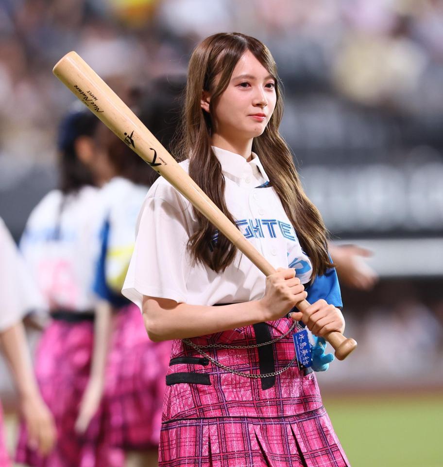 ファーストピッチセレモニーに登場し、バットを持って打席に向かうＡＫＢ４８・水島美結（撮影・中島達哉）