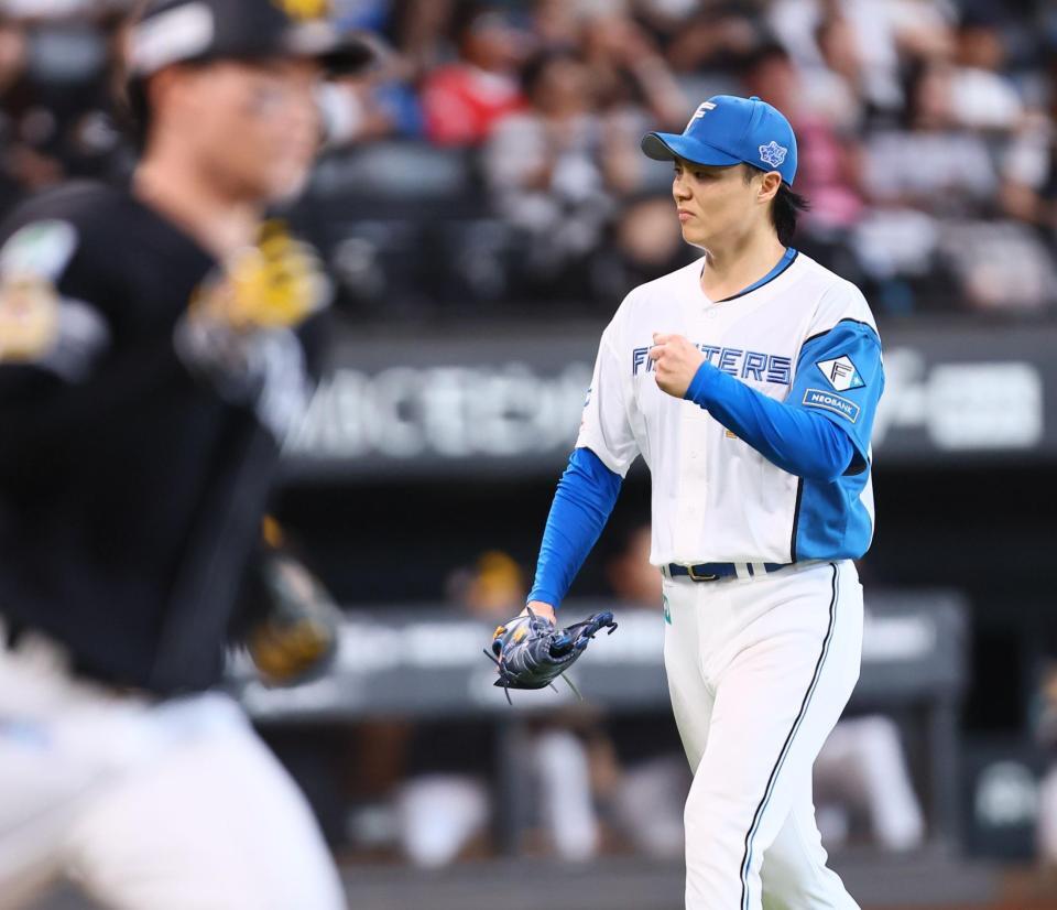 ５回、正木（左）を右飛に抑え、拳を握る山崎（撮影・中島達哉）