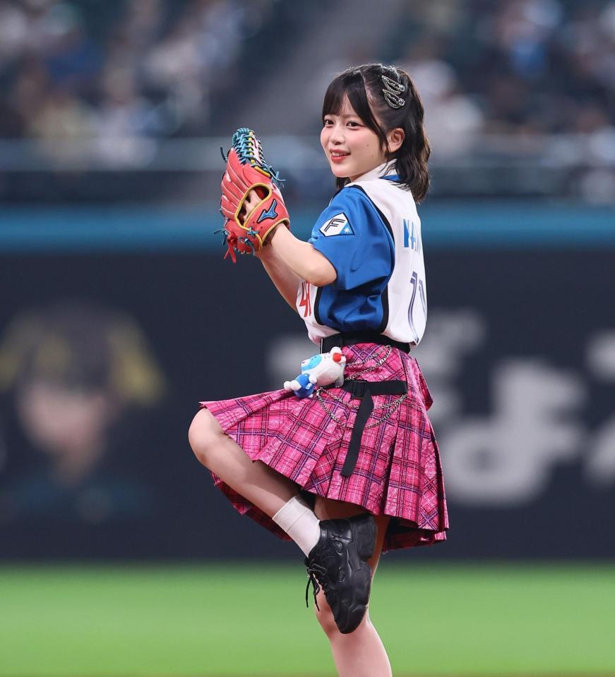 ファーストピッチセレモニーで投球するＡＫＢ４８・川村結衣（撮影・中島達哉）