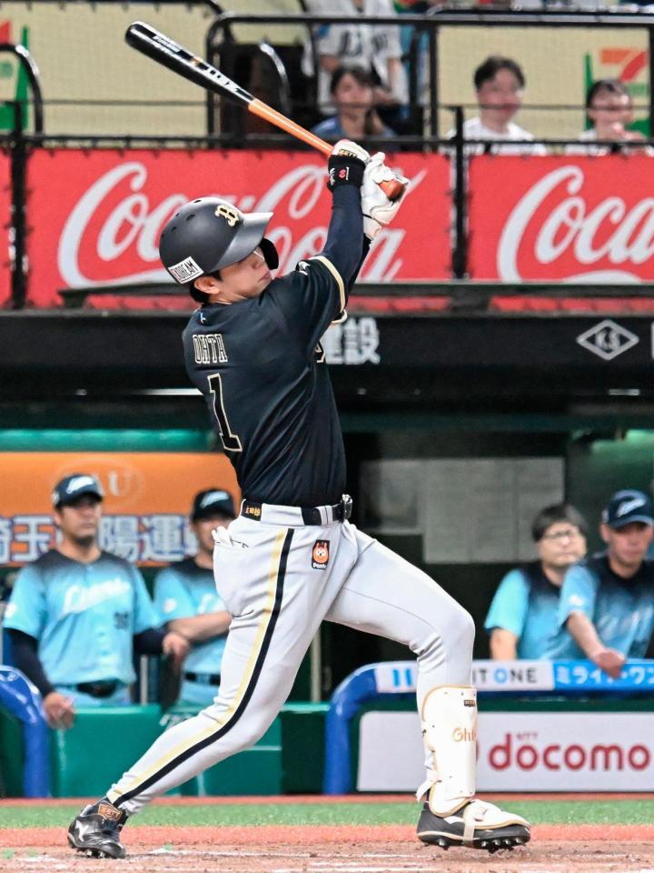 ３回、太田が右翼線に適時二塁打を放つ