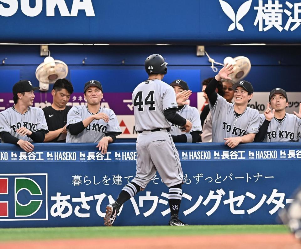 １回、先制のホームスチールに成功しナインとタッチを交わす佐々木（４４）＝撮影・開出牧）