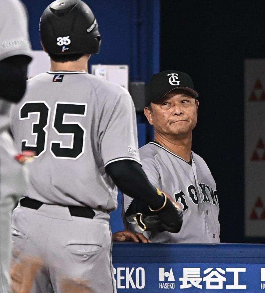 ３回、大城の右前適時打で生還した泉口（左）とタッチを交わす橋上監督代行（撮影・開出牧）