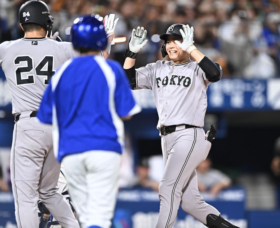 ５回、右越え２ランを放ち大城（左）とタッチを交わす中山（撮影・開出牧）