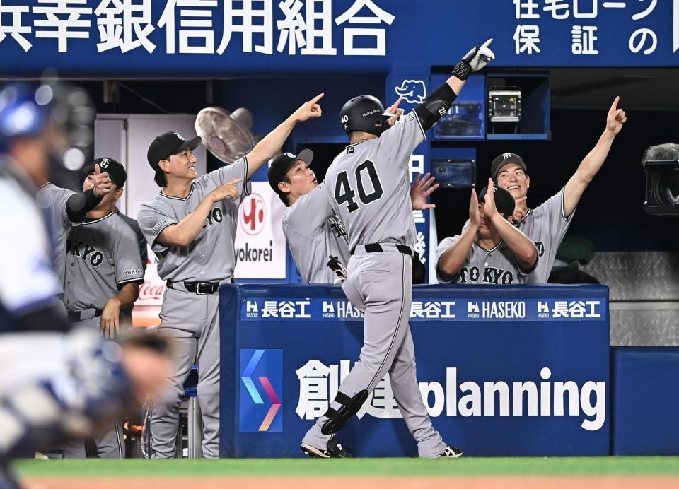 ５回、右越え２ランを放ちナインと共にポーズを決める中山（４０）＝撮影・開出牧