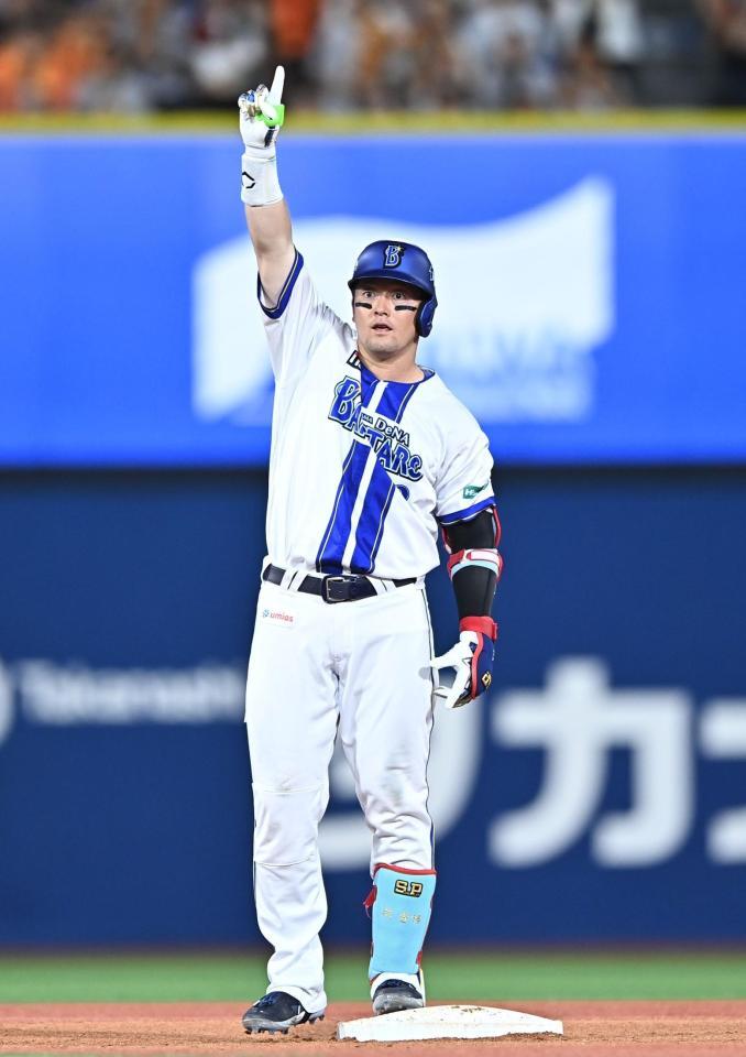５回、左越え２点適時二塁打を放ちポーズを決める牧（撮影・開出牧）