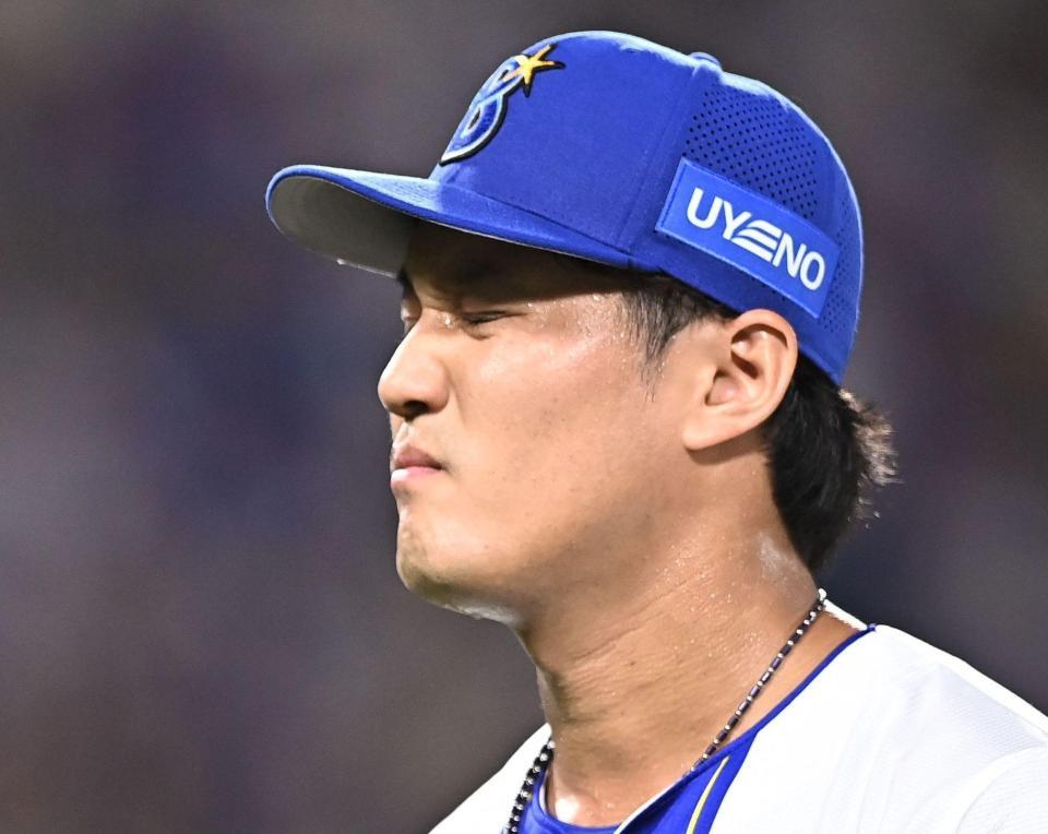 ３回途中で降板し悔しさをにじませる藤浪（撮影・開出牧）