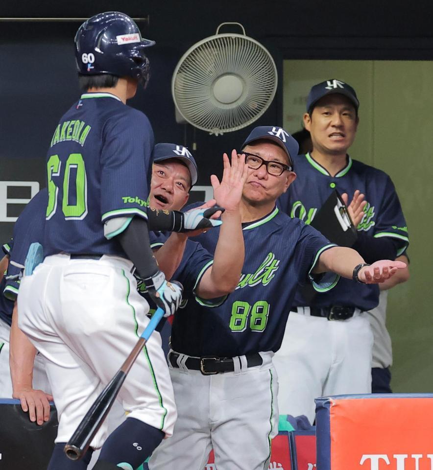 ３回、同点ソロを放った武岡を迎える池山監督（撮影・西田忠信）
