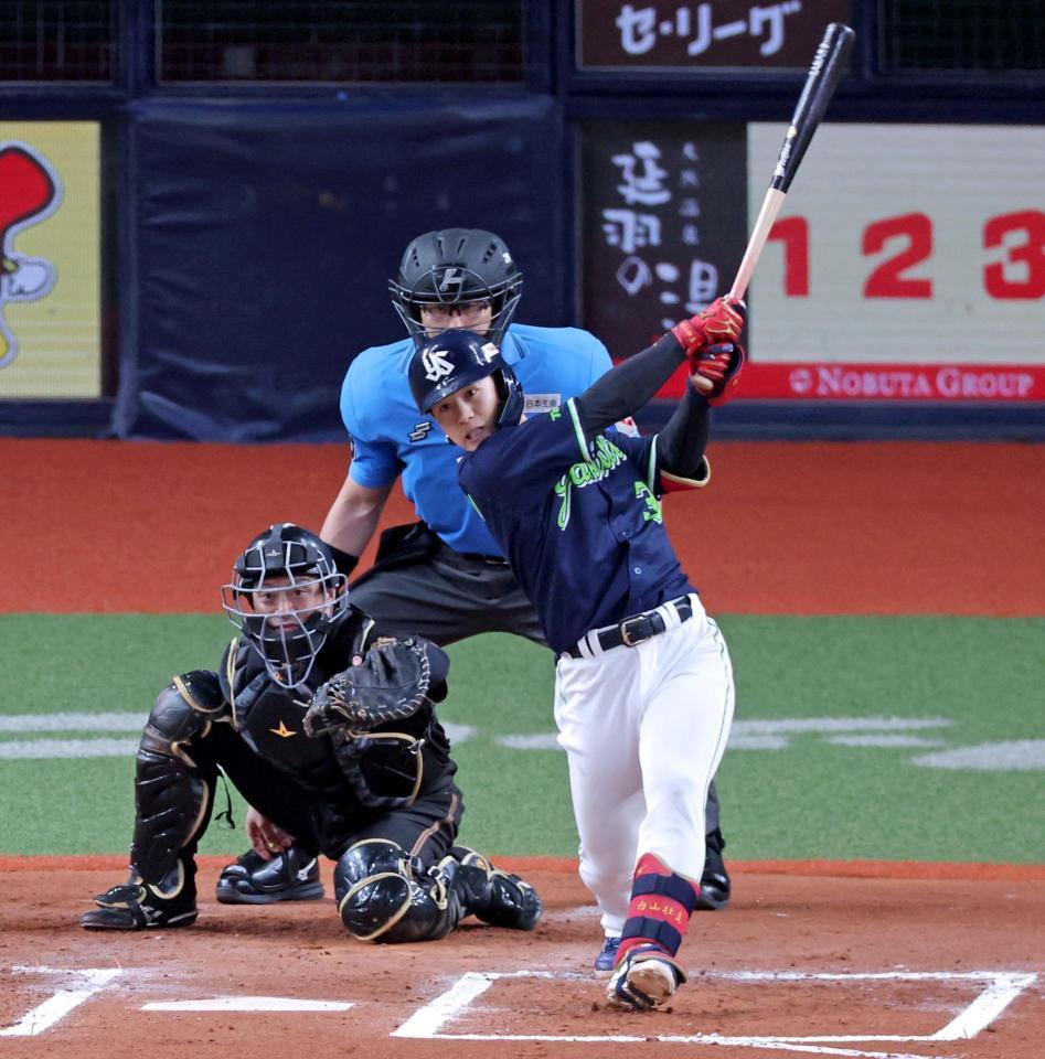 ６回、右中間へ勝ち越しの２点適時二塁打を放つ内山（撮影・立川洋一郎）