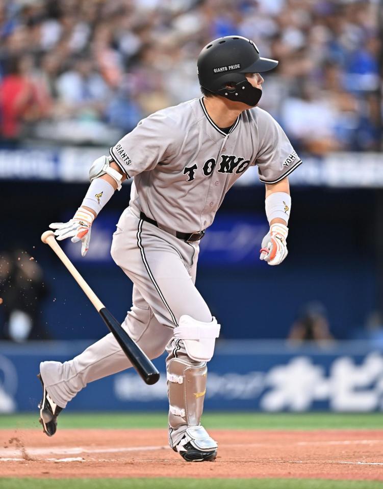 １回、中越え適時二塁打を放つ大城（撮影・開出牧）